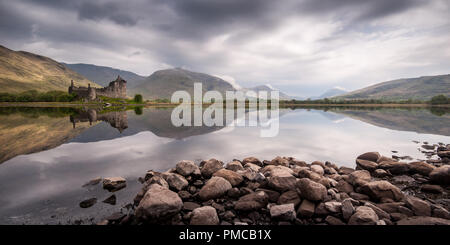 Die Ruinen von Schloss Kilchurn, der Heimat der Clan Campbells von Glenorchy, und die Berge von Argyll sind in den ruhigen Wassern des Loch Awe im Reflektierten Stockfoto