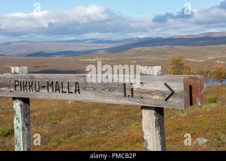 Holz- Wegweiser in Malla strenge Naturschutzgebiet, finnisch Lappland Stockfoto