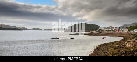 Cottages nestle auf der felsigen Ufer des Loch Torridon, einer Bucht des Atlantischen Ozeans, Shieldaig Dorf in den entlegenen westlichen Highlands von Schottland. Stockfoto