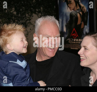 Aeon Flux (Premiere) Malcolm McDowell, Frau Kelley und Sohn Beckett Taylor 12-01-2005/Cinerama Dome/Hollywood, CA/Paramount Pictures/Foto von Joseph Martinez/PictureLux Datei Referenz # 22542 0004 - picturelux nur für redaktionelle Verwendung - Alle Rechte vorbehalten Stockfoto