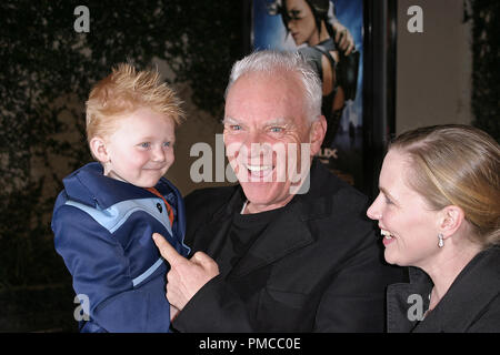 'Aeon Flux' (Premiere) Malcolm McDowell, Frau Kelley und Sohn Beckett Taylor 12-01-2005/Cinerama Dome/Hollywood, CA/Paramount Pictures/Foto von Joseph Martinez/PictureLux Datei Referenz # 22542 0005 - picturelux nur für redaktionelle Verwendung - Alle Rechte vorbehalten Stockfoto