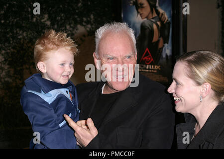 'Aeon Flux' (Premiere) Malcolm McDowell, Frau Kelley und Sohn Beckett Taylor 12-01-2005/Cinerama Dome/Hollywood, CA/Paramount Pictures/Foto von Joseph Martinez/PictureLux Datei Referenz # 22542 0006 - picturelux nur für redaktionelle Verwendung - Alle Rechte vorbehalten Stockfoto