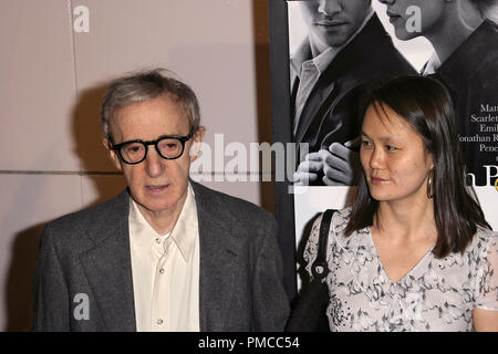 'Match Point' (Premiere) Autor/Regisseur Woody Allen und Soon-Yi Previn 12-08-2005/Los Angeles County Museum für Kunst/Los Angeles, CA/Dream Works/Foto von Joseph Martinez - Alle Rechte vorbehalten File Reference # 22566 0063 PLX nur für redaktionelle Verwendung - Alle Rechte vorbehalten Stockfoto