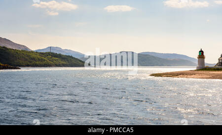 Ardgour Leuchtturm wacht die Narrows auf Corran auf Loch Linnhe, ein Meer-See im Great Glen der schottischen Highlands. Stockfoto