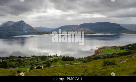 Ben Damph und Ben Shieldaig Berge steigen vom Ufer des Loch Torridon im nordwestlichen Highlands von Schottland. Stockfoto