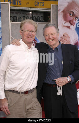 "Santa Clause 3: The Escape Clause (Premiere) Ed Begley Jr., Jon Voight 10-29-2006/El Capitan Theatre/Hollywood, CA/Walt Disney Pictures/Foto von Joseph Martinez - Alle Rechte vorbehalten File Reference # 22840 0063 PLX für redaktionelle Verwendung Stockfoto