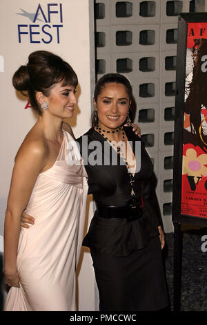 "Volver" (Premiere) Penelope Cruz, Salma Hayek 11-2-2006/ArcLight von Cinerama Dome/Los Angeles, CA/Sony Pictures Classics/Foto von Joseph Martinez - Alle Rechte vorbehalten File Reference # 22847 0063 PLX für redaktionelle Verwendung Stockfoto