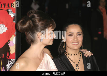 Volver (Premiere) Penelope Cruz, Salma Hayek 11-2-2006/ArcLight von Cinerama Dome/Los Angeles, CA/Sony Pictures Classics/Foto von Joseph Martinez - Alle Rechte vorbehalten File Reference # 22847 0066 PLX für redaktionelle Verwendung Stockfoto