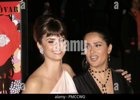 "Volver" (Premiere) Penelope Cruz, Salma Hayek 11-2-2006/ArcLight von Cinerama Dome/Los Angeles, CA/Sony Pictures Classics/Foto von Joseph Martinez - Alle Rechte vorbehalten File Reference # 22847 0067 PLX für redaktionelle Verwendung Stockfoto