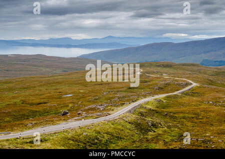 Die Bealach Na Ba Mountain Pass, Großbritanniens längsten kontinuierlichen Aufstieg Straße, klettert über Berg Moor aus Thalwil Dorf am Atlantik coa Stockfoto