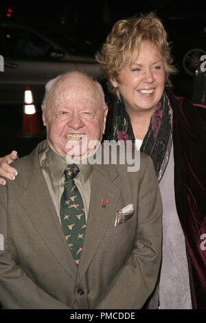 Die Nativity Story (Premiere) Mickey Rooney, Jan Rooney 11-28-2006/Akademie der Motion Picture Arts und Sciences/Beverly Hills, CA/New Line Cinema/Foto von Joseph Martinez - Alle Rechte vorbehalten File Reference # 22859 0036 PLX nur für redaktionelle Verwendung - Alle Rechte vorbehalten Stockfoto