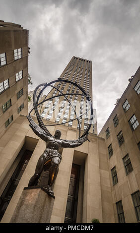 NEW YORK CITY - 5. AUGUST: Der Atlas ist eine Bronzestatue befindet sich neben dem Rockefeller Center, in Manhattans Fifth Avenue, 5. August 2018 in New Yo Stockfoto