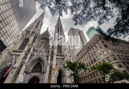 Die Fassade der St. Patrick's Cathedral an der Fifth Avenue Stockfoto