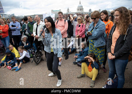 Tania Han, Klima Realität Leader, das Klima Wirklichkeit Projekt UK spricht auf dem Aufstieg für Klimawandel Veranstaltung außerhalb der Tate Modern in London, England, Vereinigtes Königreich, am 8. September 2018 statt. Zehntausende Menschen haben in über 830 Aktionen in 91 Ländern unter dem Banner der Aufstieg für Klima die Dringlichkeit der Klimakrise zu demonstrieren. Gemeinden auf der ganzen Welt schien ein Schlaglicht auf die zunehmende Auswirkungen, die sie erfahren und verlangte eine lokale Aktion fossile Brennstoffe in den Boden zu halten. Es gab hunderte von kreativen Veranstaltungen und Aktionen, die fossile Brennstoffe herausgefordert und forderte Stockfoto