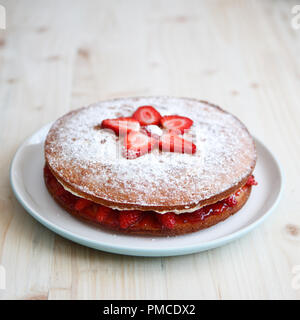 Victoria Schwamm Kuchen mit Erdbeeren, Marmelade und Sahne eine weiße Holztisch Stockfoto