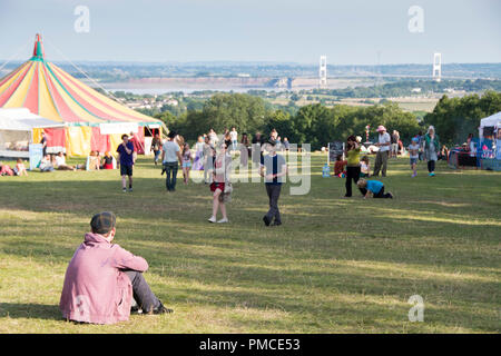 Newport, Wales - 16.August: Ein junges Ehepaar sitzt in der Nähe der Avalon Rising Festzelt und genießt den Blick über den Severn Bridge am 16. August 2015 an den grünen Ga Stockfoto