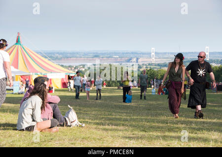 Newport, Wales - 16.August: Ein junges Ehepaar sitzt in der Nähe der Avalon Rising Festzelt und genießt den Blick über den Severn Bridge am 16. August 2015 an den grünen Ga Stockfoto