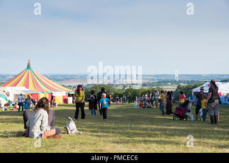 Newport, Wales - 16.August: Ein junges Ehepaar sitzt in der Nähe der Avalon Rising Festzelt und genießt den Blick über den Severn Bridge am 16. August 2015 an den grünen Ga Stockfoto