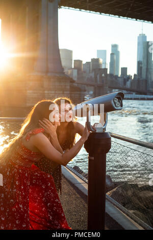 Weibliche Reisende Erkunden sie New York City mit öffentlichen Fernglas Stockfoto