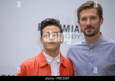 Rami Malek dargestellt, während das Fotoshooting des Films Bohemian Rhapsody im Hotel De Russie - Rom Stockfoto