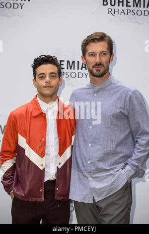 Rami Malek dargestellt, während das Fotoshooting des Films Bohemian Rhapsody im Hotel De Russie - Rom Stockfoto