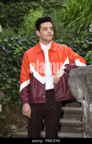 Rami Malek dargestellt, während das Fotoshooting des Films Bohemian Rhapsody im Hotel De Russie - Rom Stockfoto