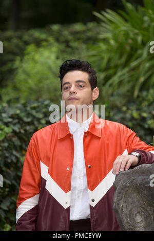 Rami Malek dargestellt, während das Fotoshooting des Films Bohemian Rhapsody im Hotel De Russie - Rom Stockfoto