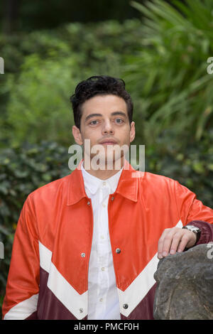 Rami Malek dargestellt, während das Fotoshooting des Films Bohemian Rhapsody im Hotel De Russie - Rom Stockfoto