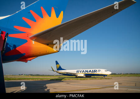 Ryanair Flugzeug vorbei an den Schwanz eines rivalisierenden Jet 2 Flugzeuge Stockfoto