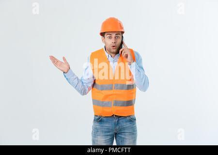 Bauingenieur Gespräch am Handy, schweren erwachsenen männlichen Person mittels Smartphone für die Kommunikation mit den Arbeitern auf der Baustelle. Stockfoto