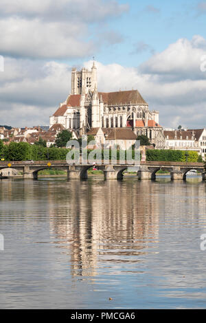 La cathédrale Saint-Étienne im Fluss Yonne, in Auxerre, Burgund, Frankreich, Europa Stockfoto