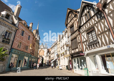 Menschen zu Fuß in Richtung der Clock Tower in Auxerre Stadtzentrum, Burgund, Frankreich, Europa Stockfoto