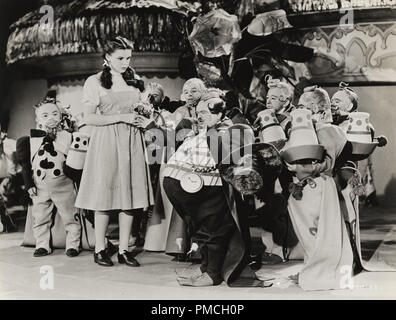 Judy Garland, mit Die Munchkins in "Der Zauberer von Oz" (MGM, 1939). Datei Referenz # 33635 249 THA Stockfoto