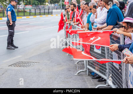 Unbekannter Leute beobachten, die militärische Parade an der Türkischen 30 August Tag des Sieges in Istanbul, Türkei, 30. August 2018 Stockfoto