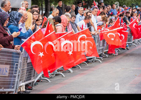 Unbekannter Leute beobachten, die militärische Parade an der Türkischen 30 August Tag des Sieges in Istanbul, Türkei, 30. August 2018 Stockfoto