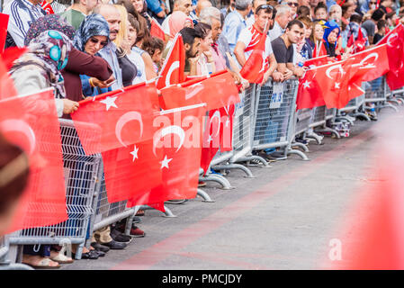 Unbekannter Leute beobachten, die militärische Parade an der Türkischen 30 August Tag des Sieges in Istanbul, Türkei, 30. August 2018 Stockfoto