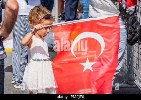 Nicht identifizierte Kind hält Türkische Flagge an den militärischen Parade an der Türkischen 30 August Tag des Sieges in Istanbul, Türkei, 30. August 2018 Stockfoto