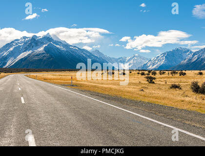 Straße zum Mount Cook. Weiten Blick von der Straße zum Mount Cook, Neuseeland. Stockfoto