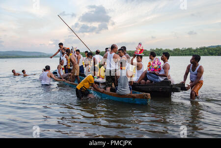 Ganesha Idole für Eintauchen in die zuari River bei Adpai, Ponda, Goa, Indien. Stockfoto