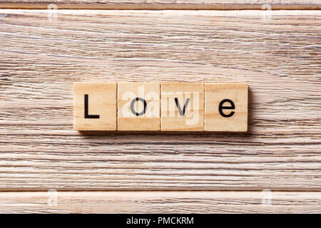 Liebe Wort auf Holz Block geschrieben. liebe Text in Tabelle, Konzept. Stockfoto