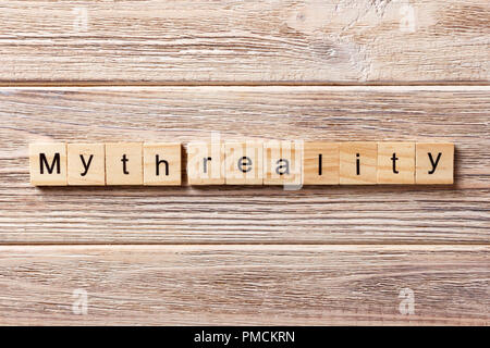 Mythos Realität Wort auf Holz Block geschrieben. Mythos Realität text auf Tisch, Konzept. Stockfoto