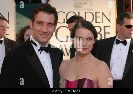 Ankunft am 'Golden Globe Awards - 62. jährlichen "Clive Owen mit Frau Sarah-Jane Fenton 1-16-2005 Datei Referenz Nr. 1080 017 PLX für redaktionelle Verwendung Stockfoto