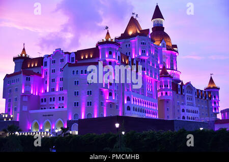 Sochi, Russland - 29. 2018. Hotel Bogatyr in Imereti Bay in Adler am Abend Stockfoto