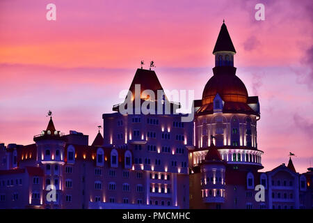 Sochi, Russland - 29. 2018. Hotel Bogatyr in Imereti Bay in Adler am Abend Stockfoto
