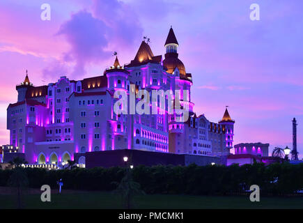 Sochi, Russland - 29. 2018. Hotel Bogatyr in Imereti Bay in Adler mit abendlichen Beleuchtung Stockfoto
