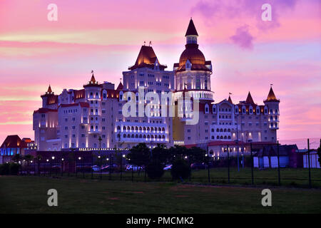 Sochi, Russland - 29. 2018. Hotel Bogatyr in Imereti Bay in Adler am Abend Stockfoto