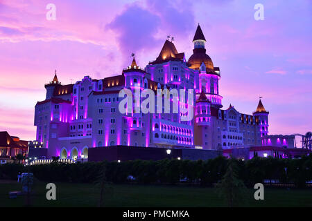 Sochi, Russland - 29. 2018. Hotel Bogatyr in Imereti Bay in Adler mit abendlichen Beleuchtung Stockfoto