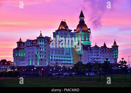 Sochi, Russland - 29. 2018. Hotel Bogatyr in Imereti Bay in Adler mit abendlichen Beleuchtung Stockfoto