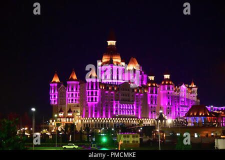Sochi, Russland - 29. 2018. Hotel Bogatyr in Imereti Bay in Adler mit abendlichen Beleuchtung Stockfoto