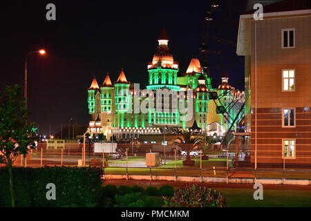 Sochi, Russland - 29. 2018. Hotel Bogatyr in Imereti Bucht im Adler in der Nacht Stockfoto